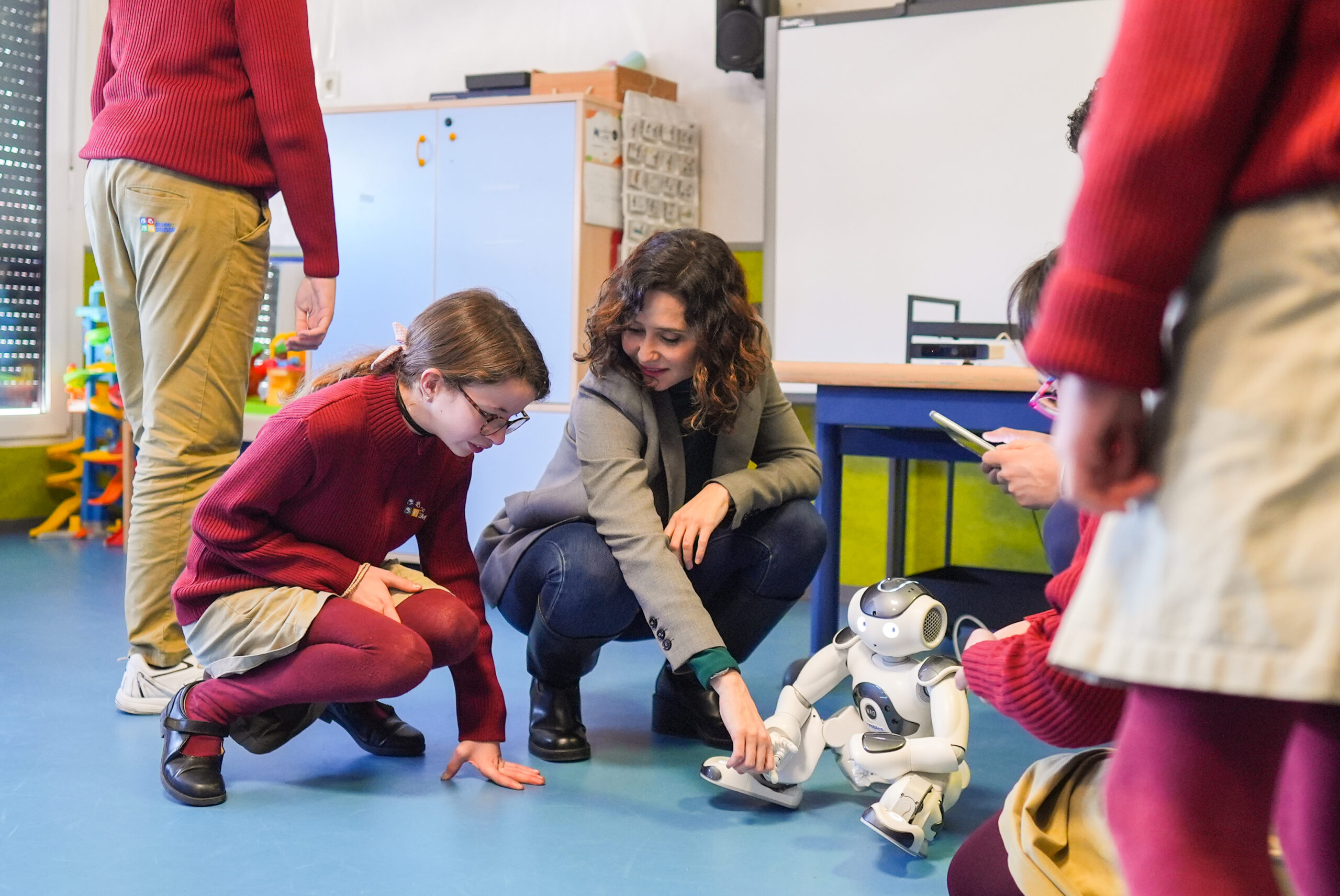 Díaz Ayuso impulsa un innovador programa de robótica e IA para mejorar la atención temprana de niños con autismo y daño cerebral
