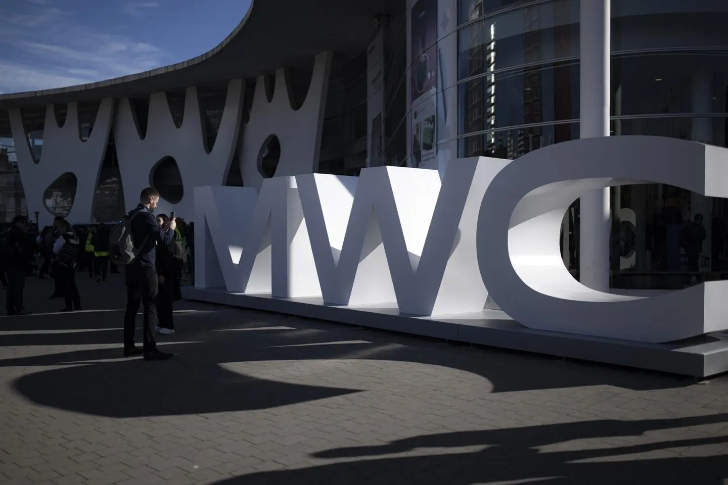 Barcelona se prepara para el MWC 2025: más de 101.000 asistentes, la IA como protagonista y un impacto económico de hasta 550 millones de euros