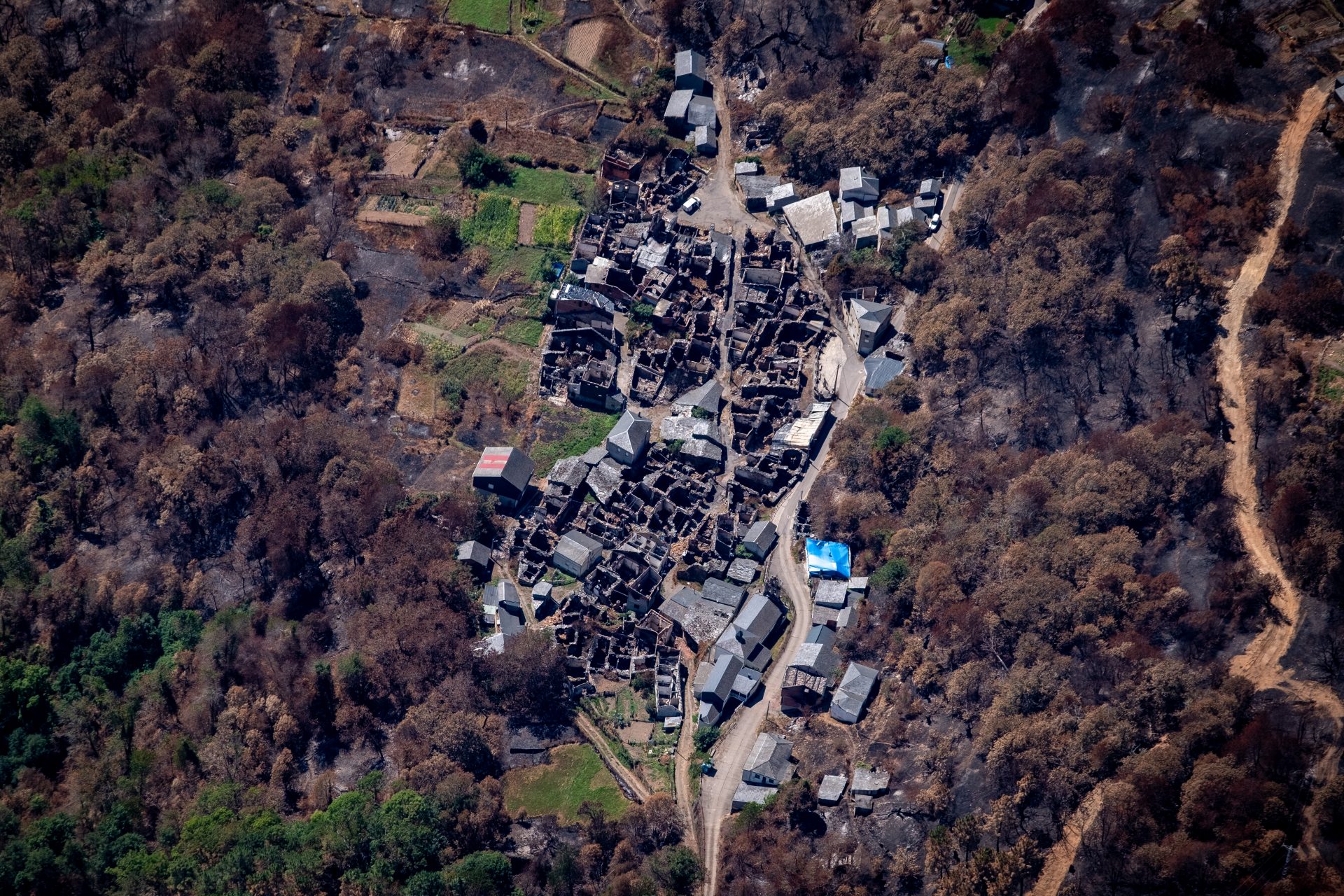 “El negro es infinito desde el aire”: las fotografías  tras los megaincendios en España