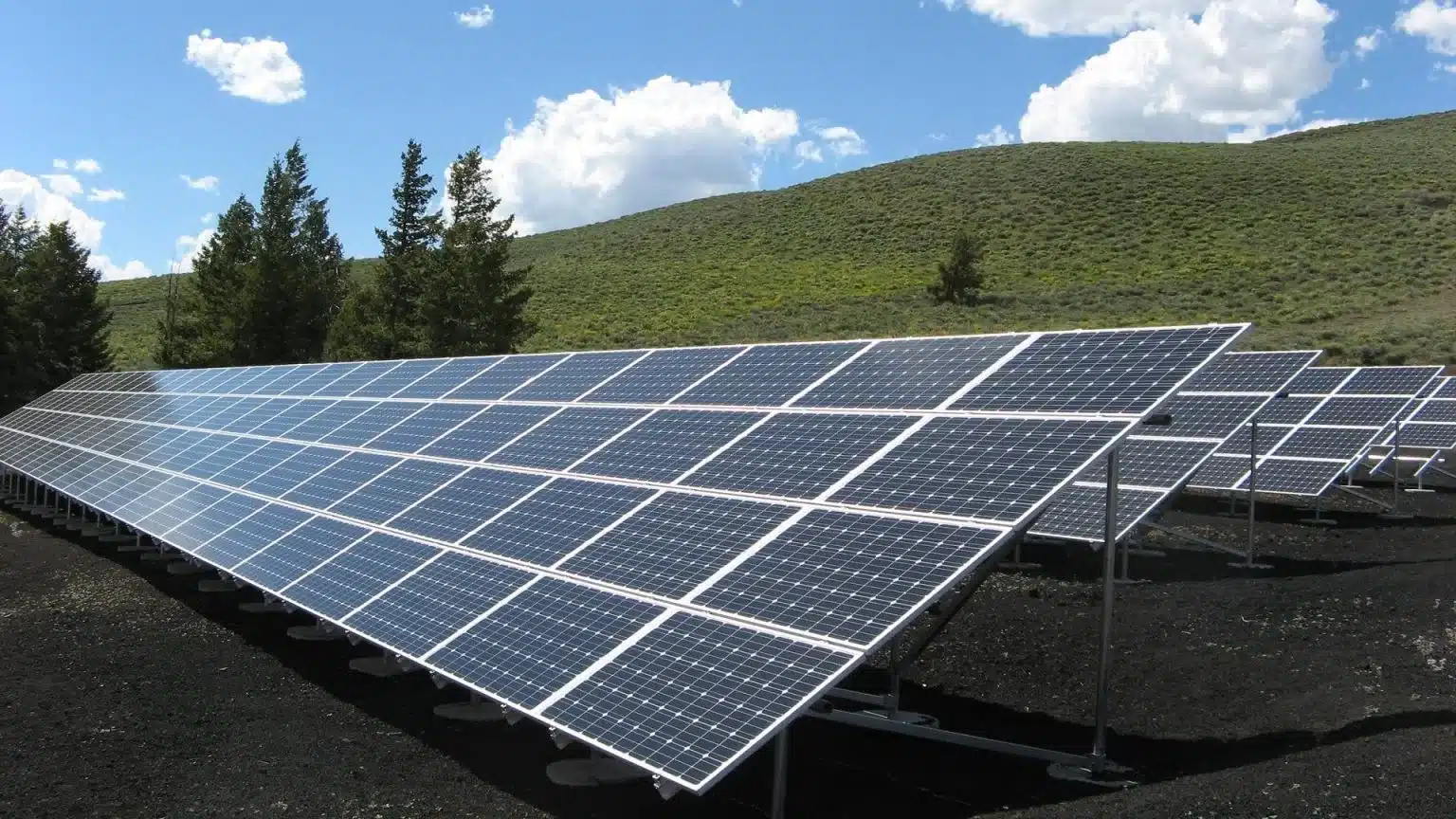 El sol y el viento superan al carbón: comienza la nueva era energética mundial