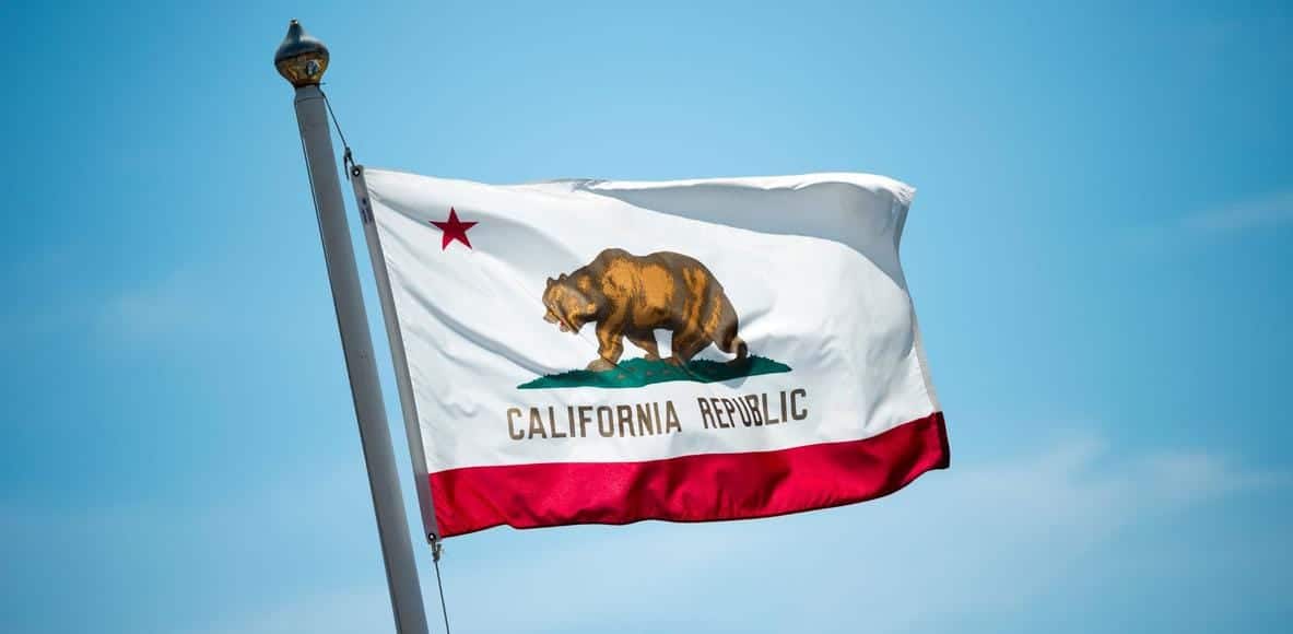 Un tribunal frena temporalmente la ley californiana de riesgo climático mientras la normativa sobre emisiones sigue su curso