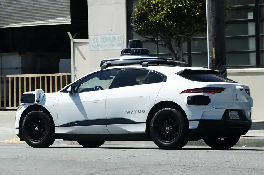 Los robotaxis autónomos ya circulan por autopistas de EE. UU.