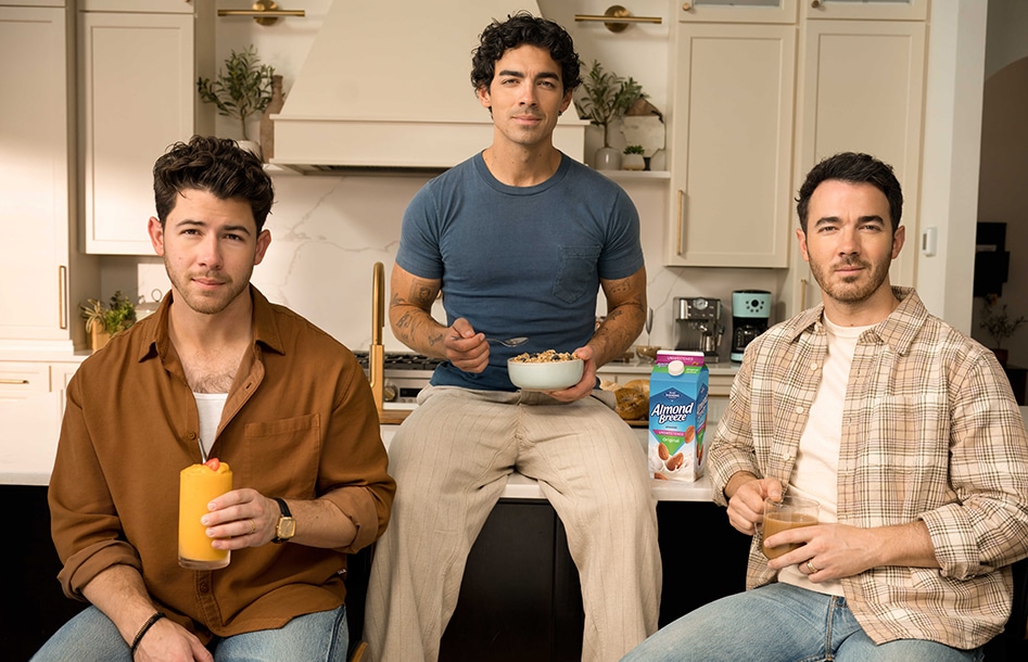 Los Jonas Brothers se ríen de la publicidad creada con IA en la nueva campaña de Almond Breeze