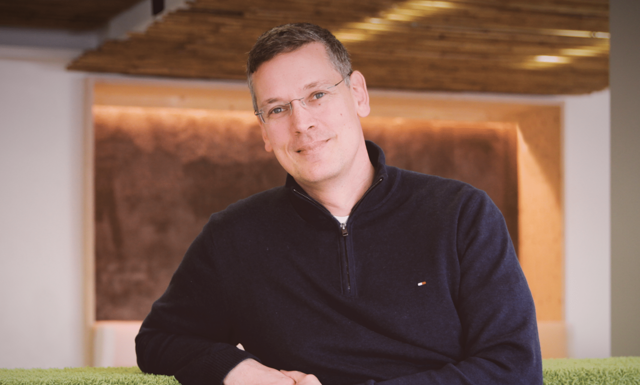Entrevista a Carsten Bernhard: «La tecnología es el motor, pero la experiencia humana es el destino»