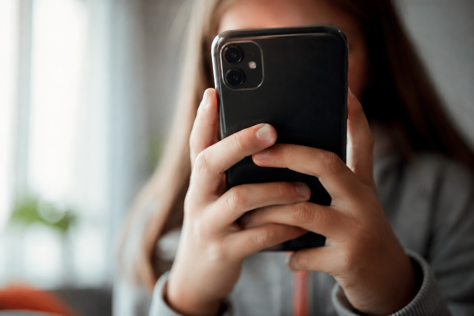 Francia endurece la protección digital de los menores y lidera la ofensiva europea contra las redes sociales