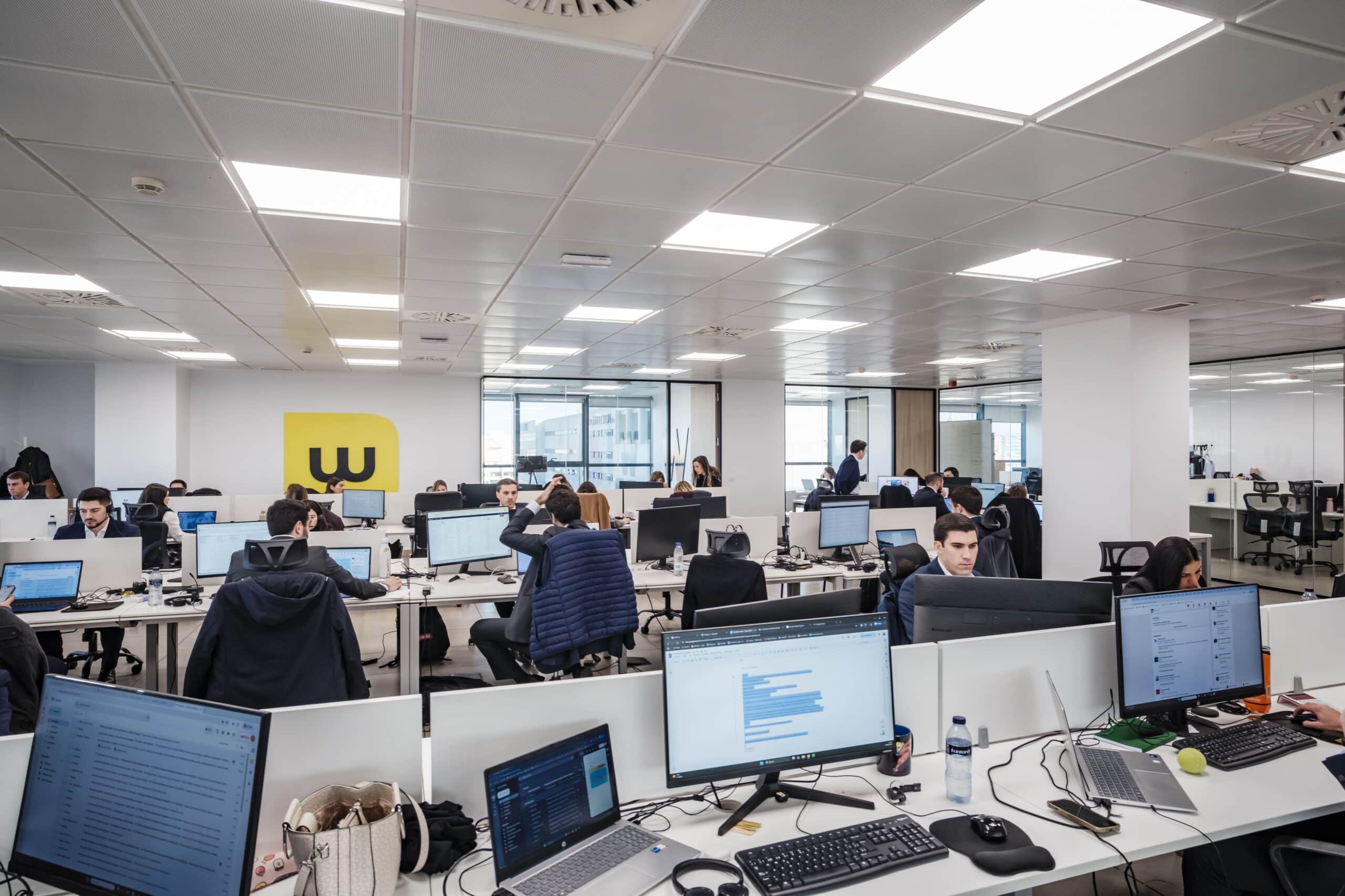 La IA dispara los salarios tecnológicos en España: desarrollar agentes inteligentes ya se paga un 39 % más que programar