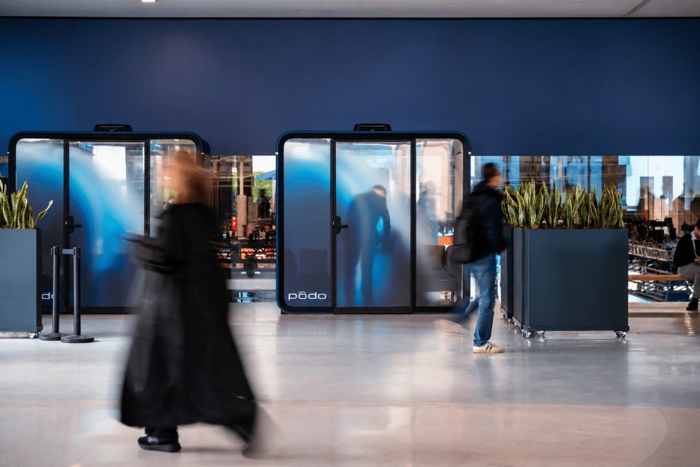 La T4 de Madrid-Barajas estrena cabinas privadas para teletrabajar entre vuelos